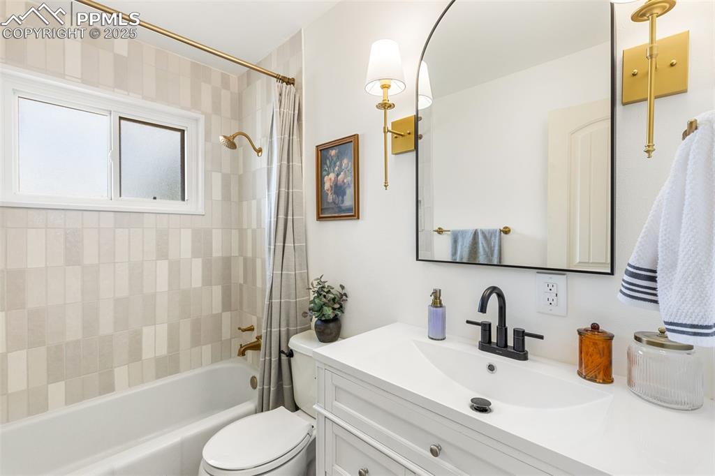Image 18 of 35: Bathroom