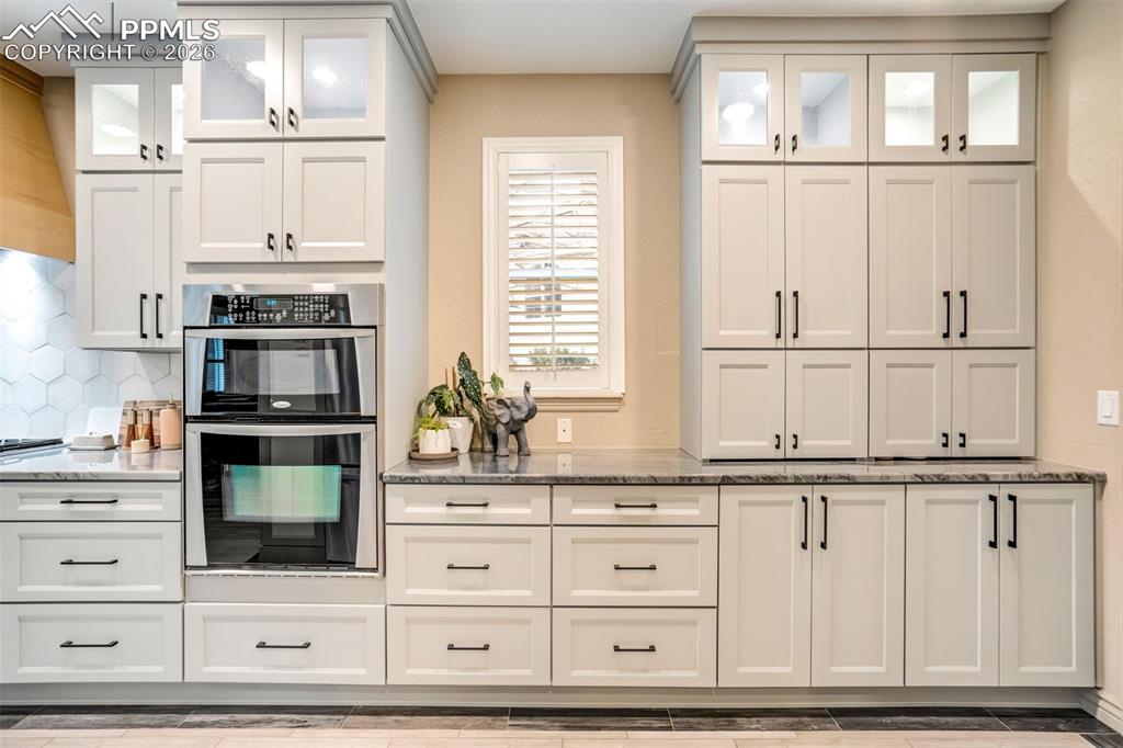 Image 11 of 50: Kitchen