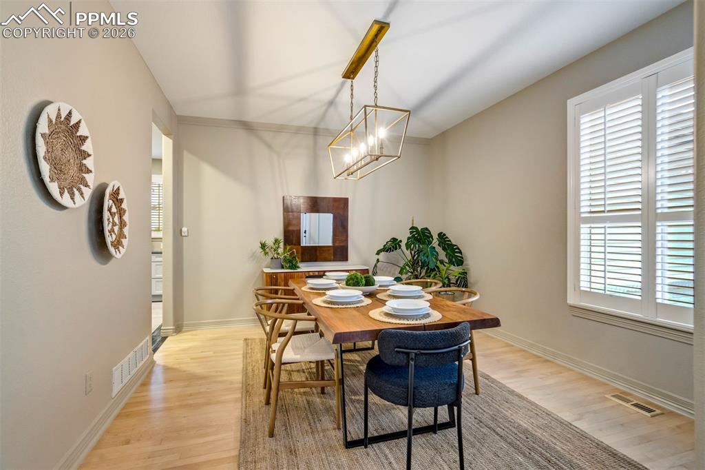 Image 13 of 50: Dining Area