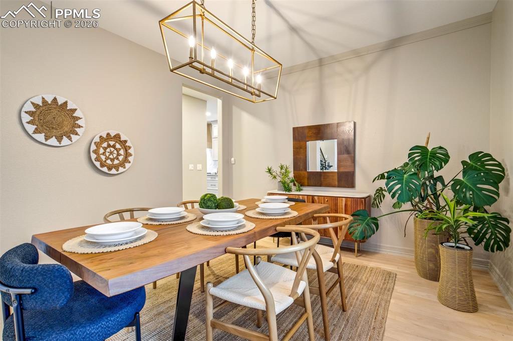 Image 14 of 50: Dining Area
