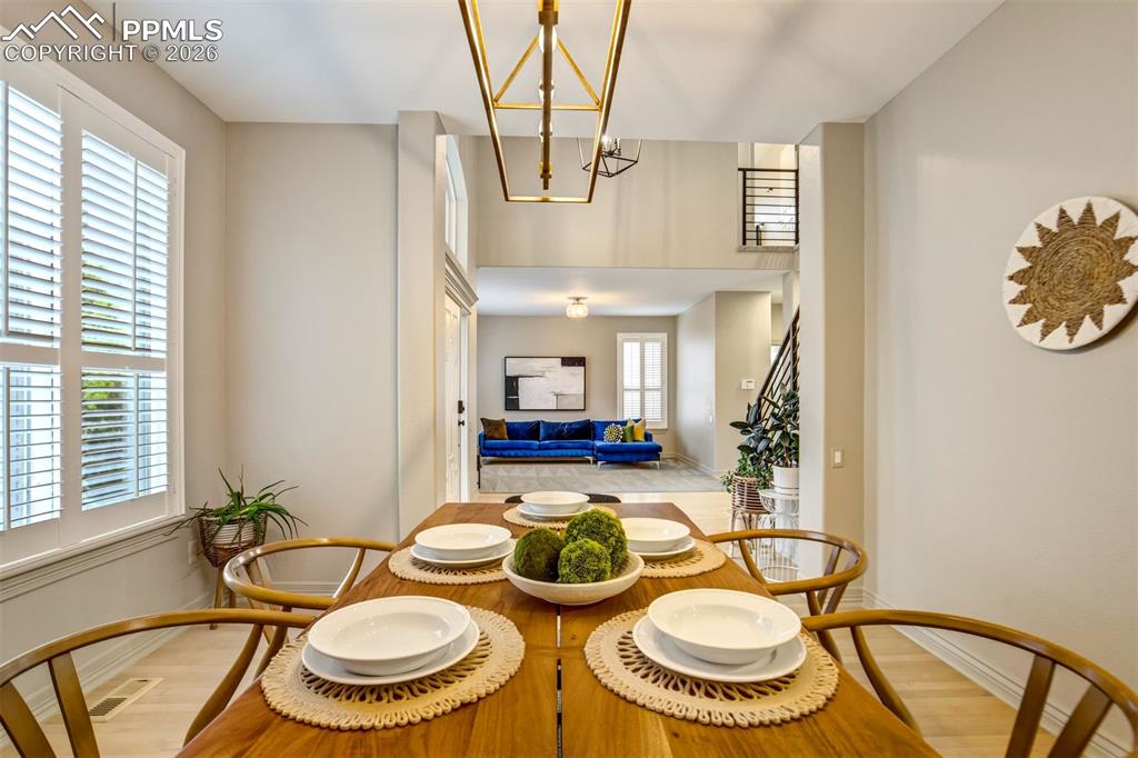 Image 15 of 50: Dining Area