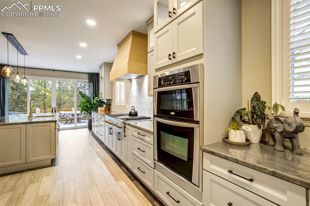 Image 8 of 50: Kitchen