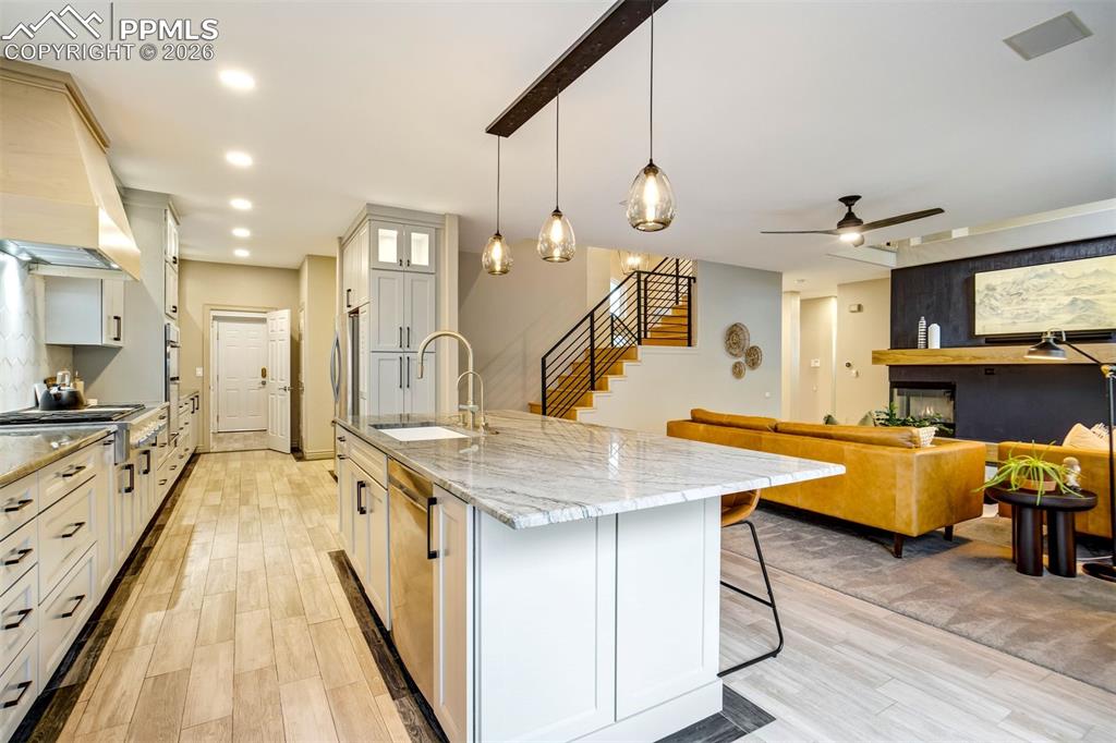Image 9 of 50: Kitchen