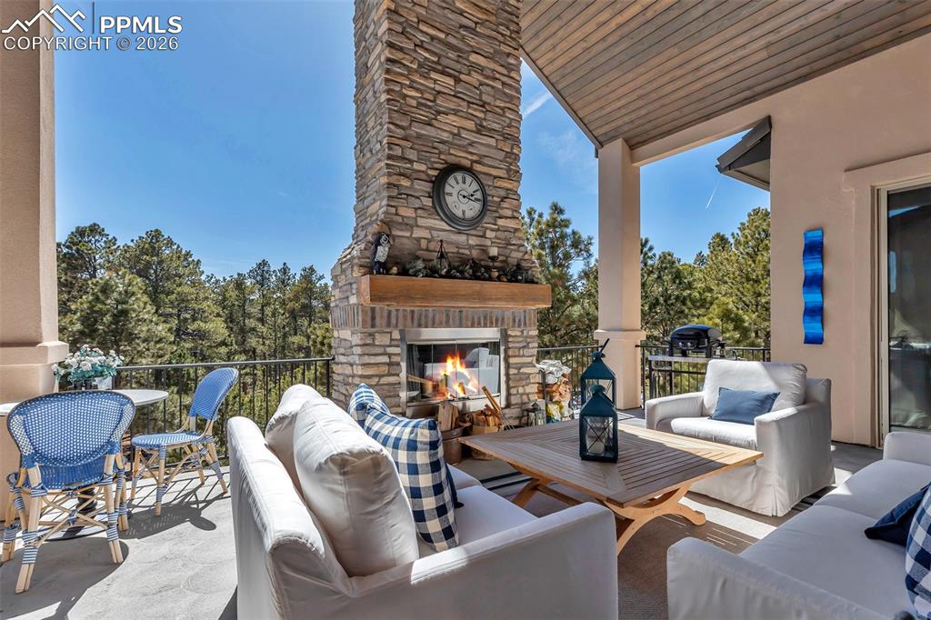 Image 30 of 50: Detailed view of recessed lighting