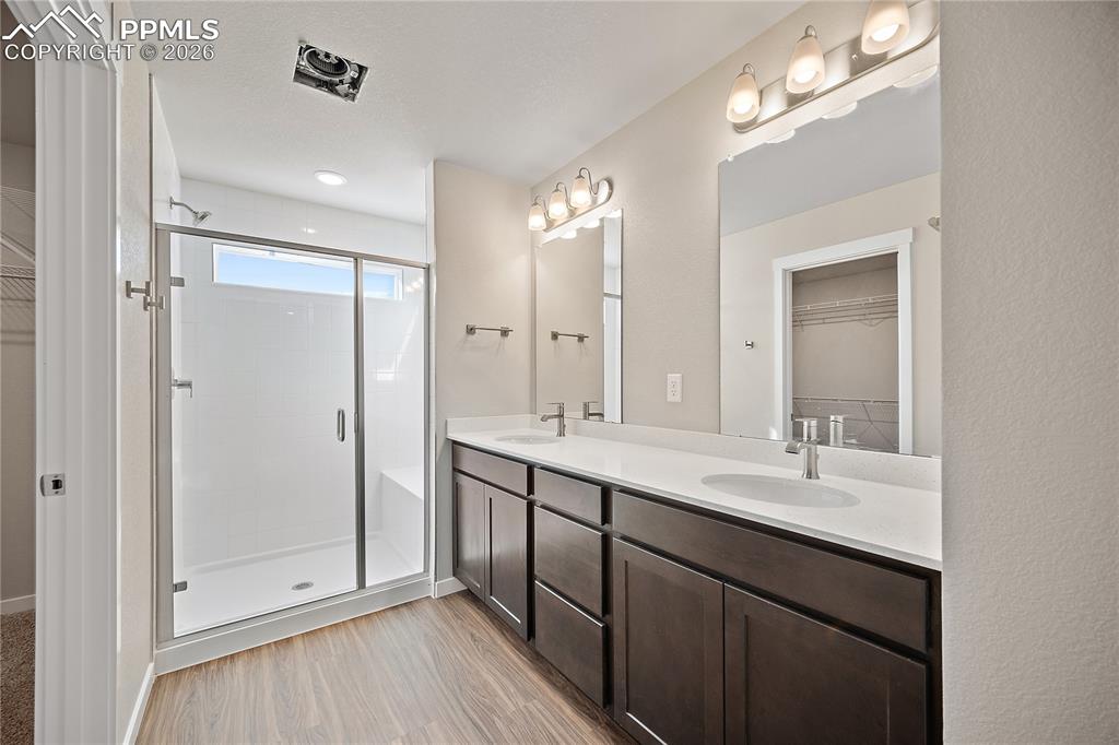 Image 22 of 34: Bathroom