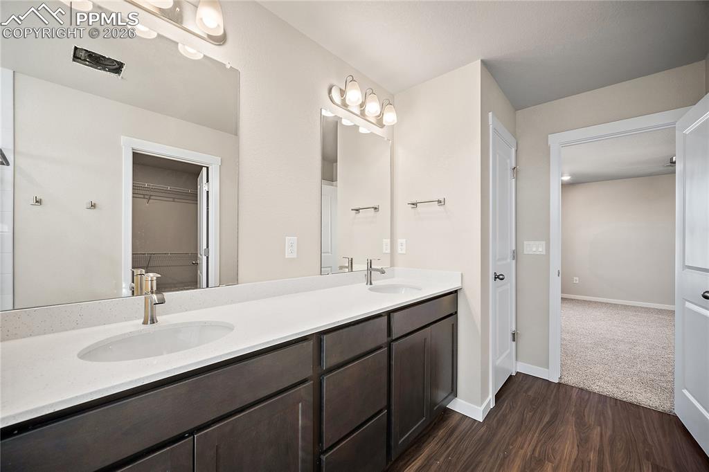 Image 23 of 34: Bathroom