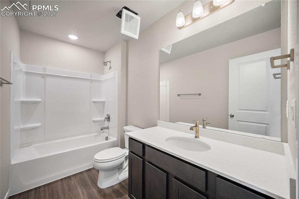 Image 28 of 34: Bathroom