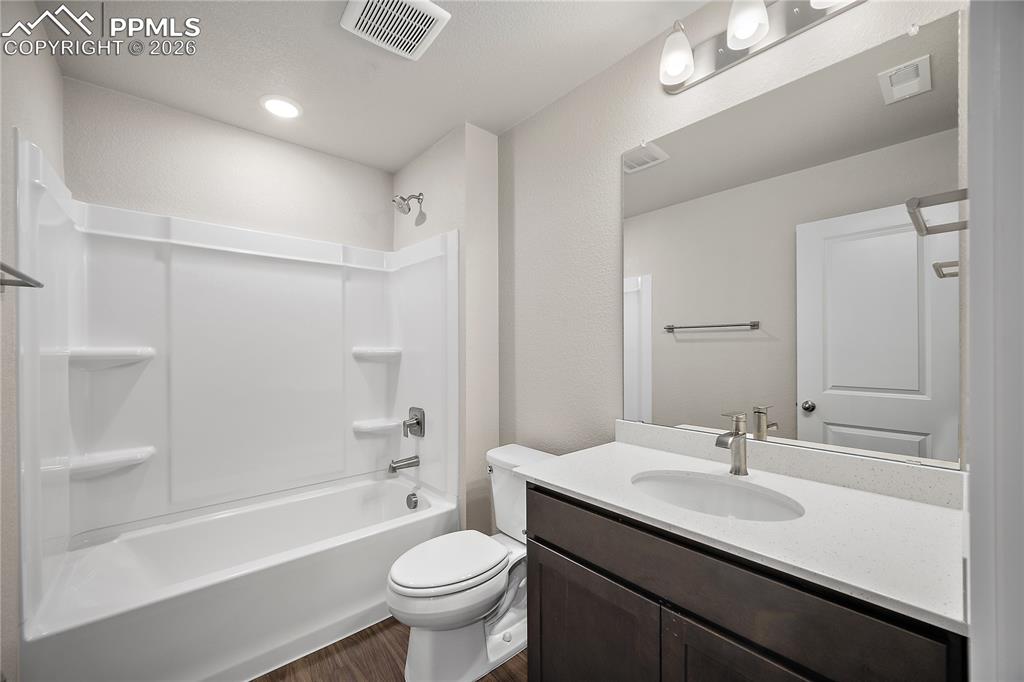 Image 31 of 34: Bathroom