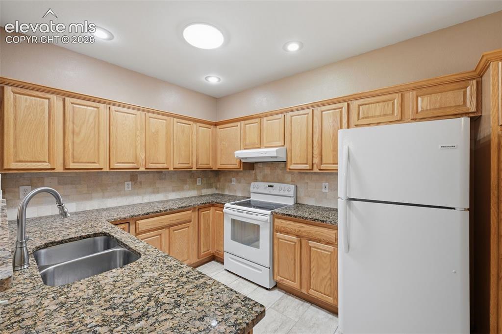 Image 14 of 40: Kitchen