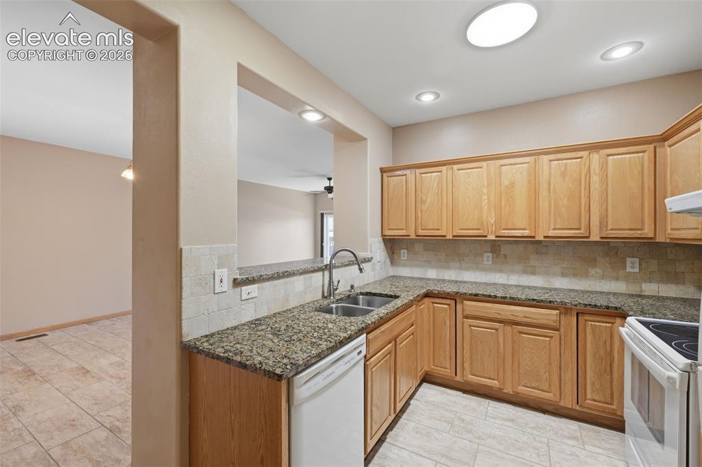 Image 15 of 40: Kitchen