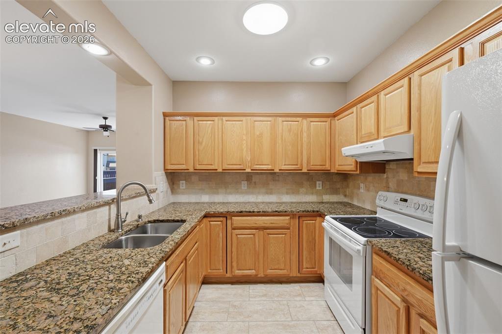 Image 16 of 40: Kitchen