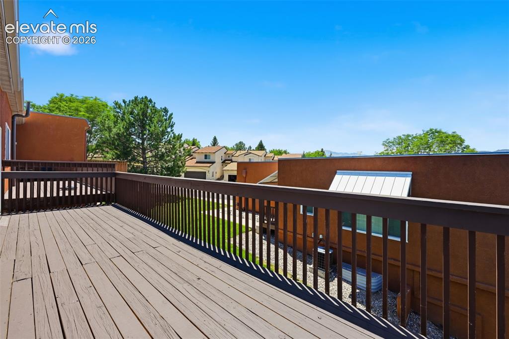 Image 32 of 40: Deck