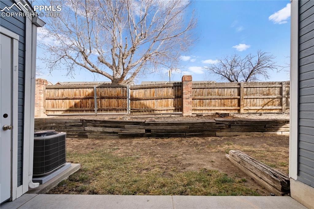 Image 11 of 30: Yard