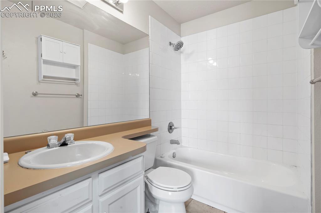 Image 17 of 30: Bathroom