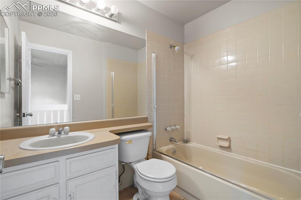 Image 18 of 30: Bathroom