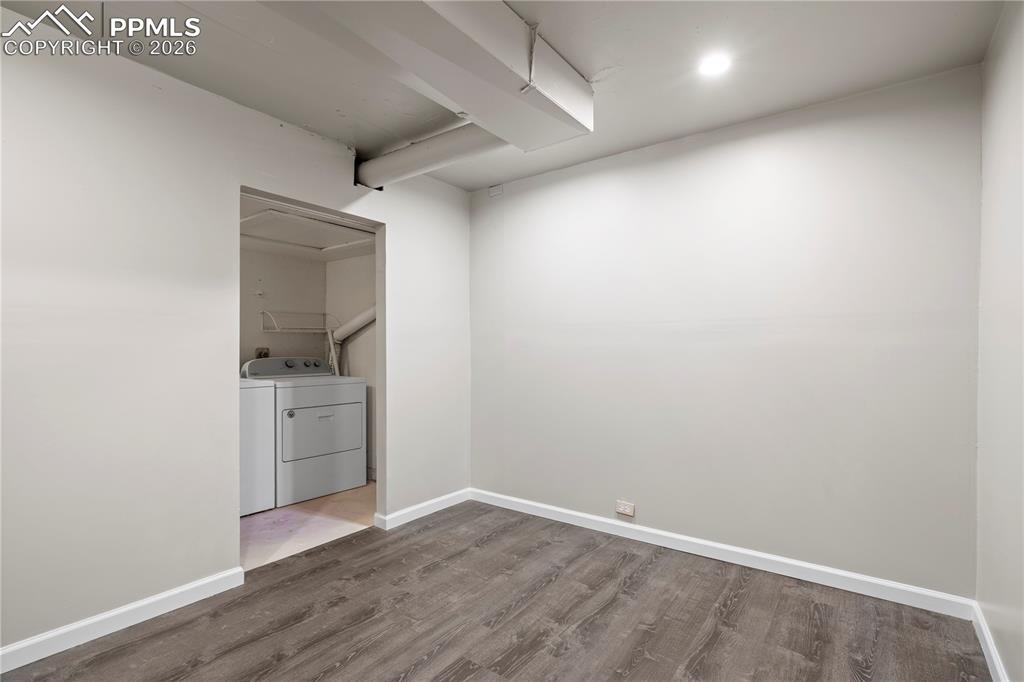 Image 26 of 30: Laundry