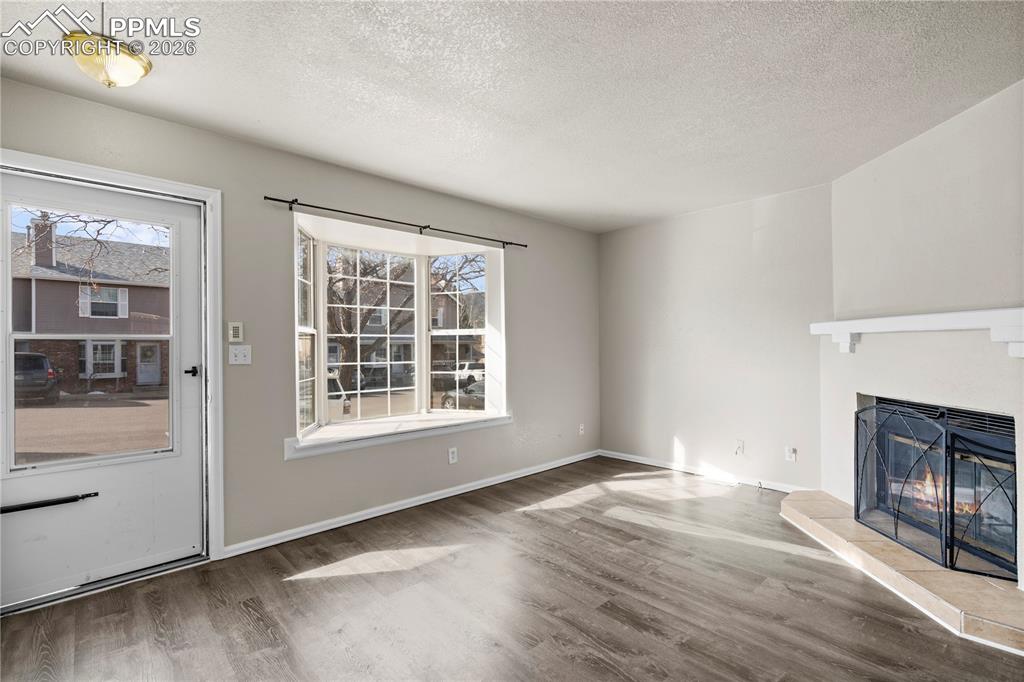 Image 3 of 30: Living Room