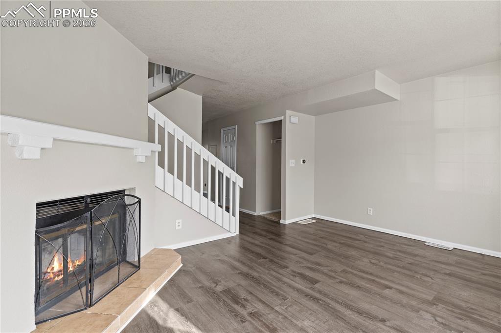 Image 5 of 30: Living Room