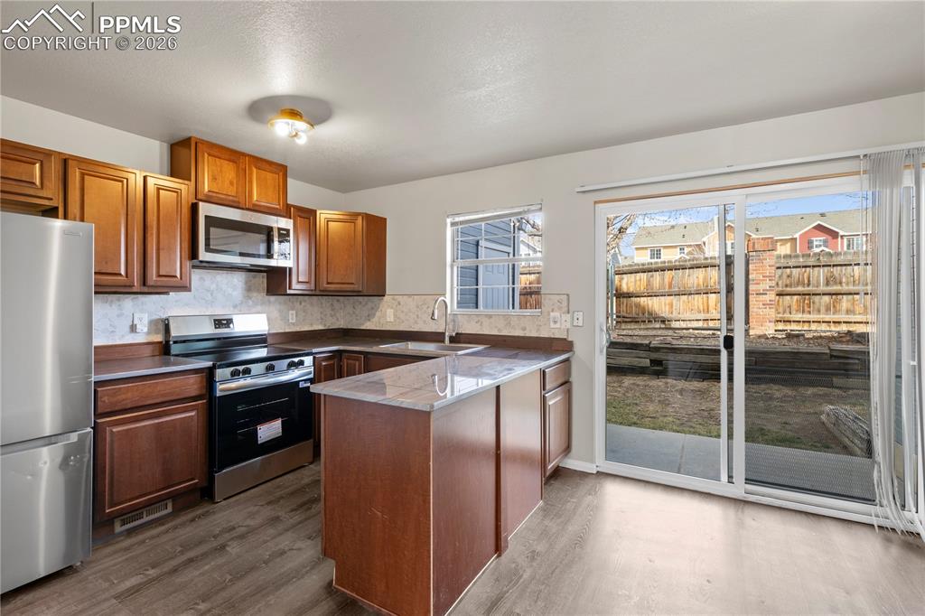 Image 6 of 30: Kitchen