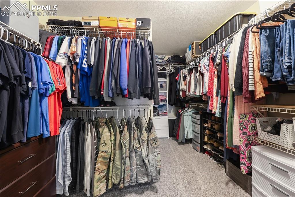 Image 23 of 35: Closet