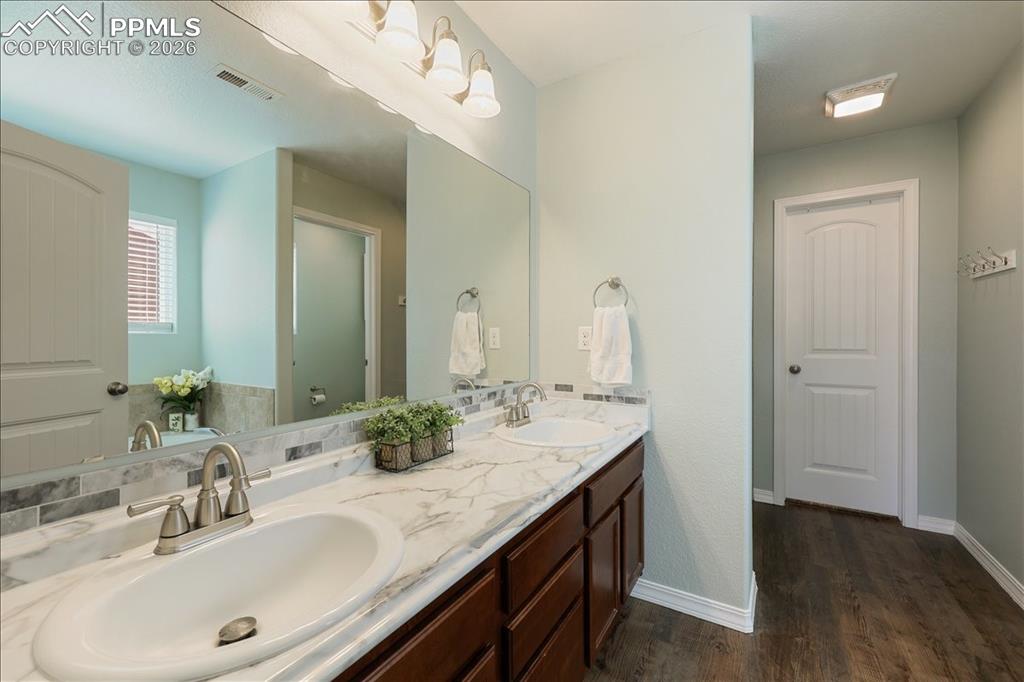 Image 24 of 35: Bathroom