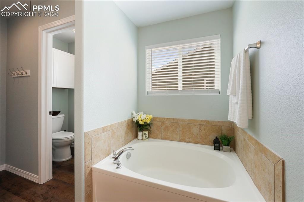 Image 27 of 35: Bathroom