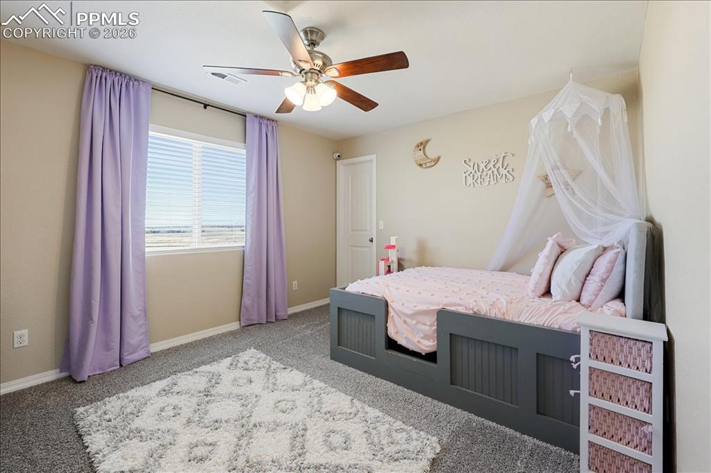 Image 31 of 35: Bedroom