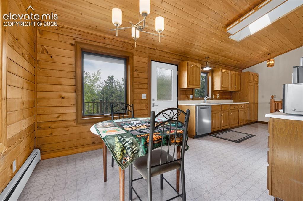 Image 16 of 47: Kitchen