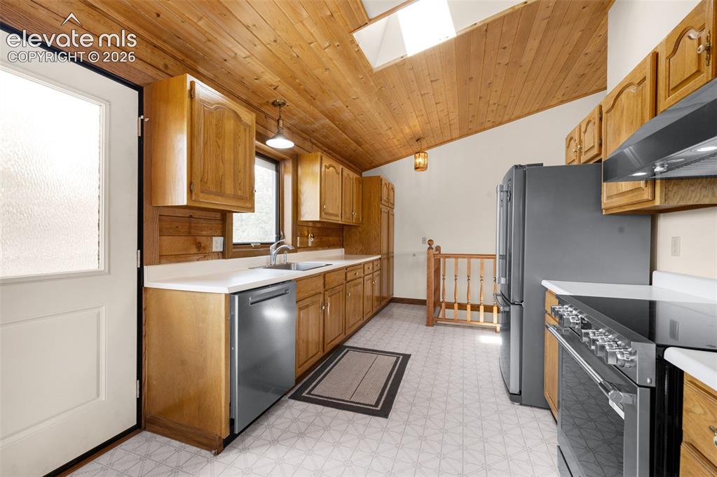 Image 17 of 47: Kitchen