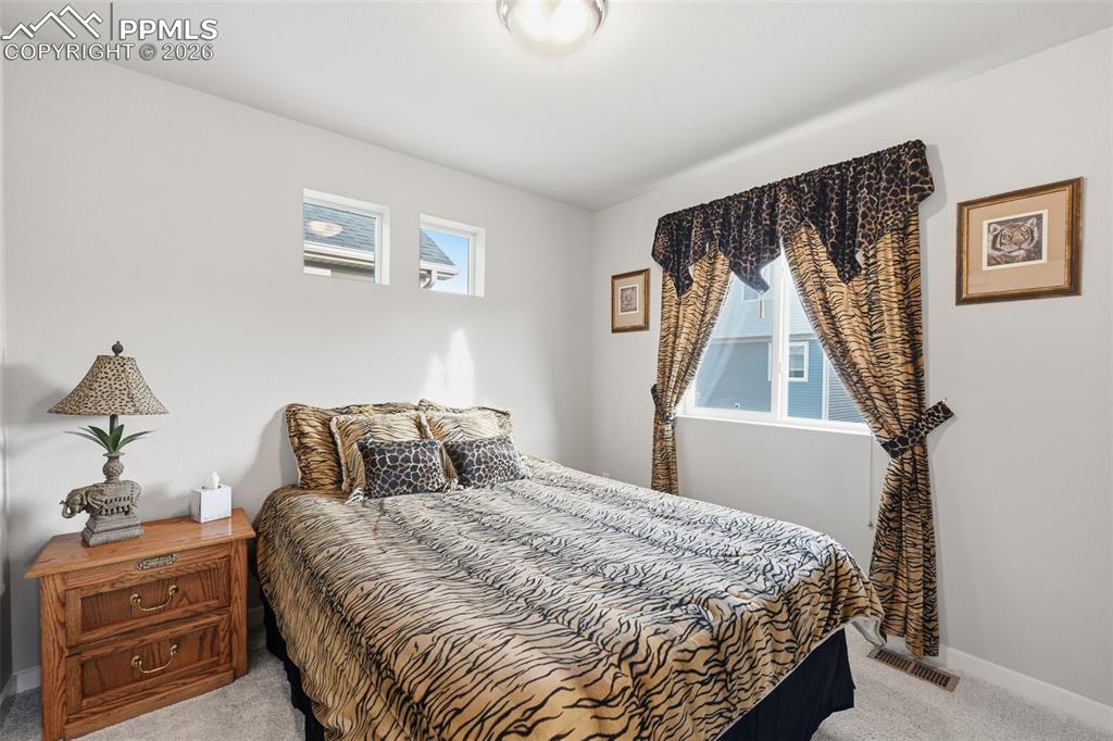 Image 16 of 21: Bedroom