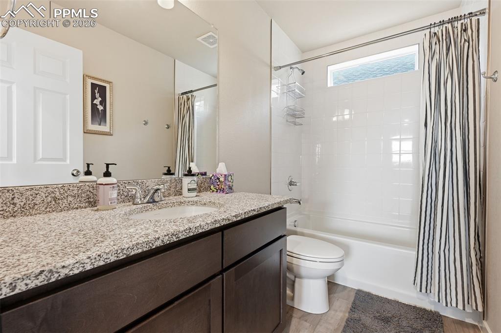 Image 17 of 21: Bathroom