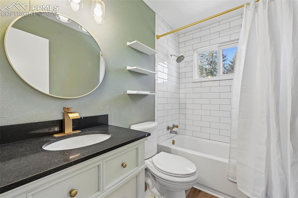 Image 16 of 41: Upper Level Bathroom