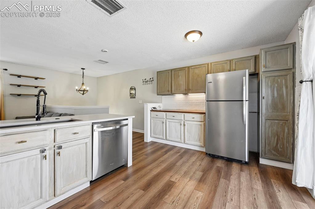 Image 9 of 41: Kitchen