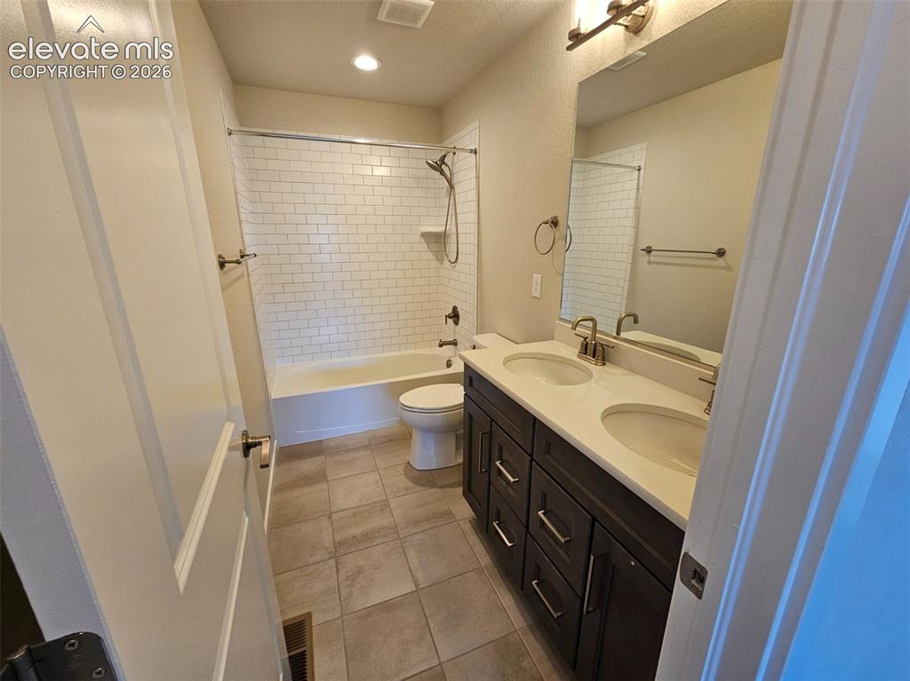 Image 21 of 36: Bathroom