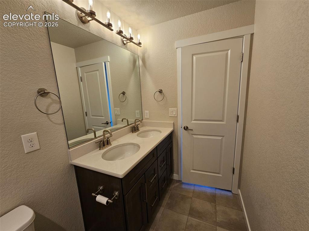 Image 22 of 36: Bathroom