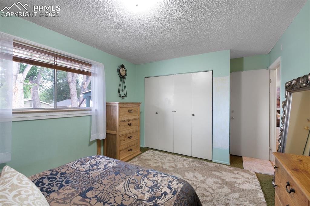 Image 15 of 50: Bedroom