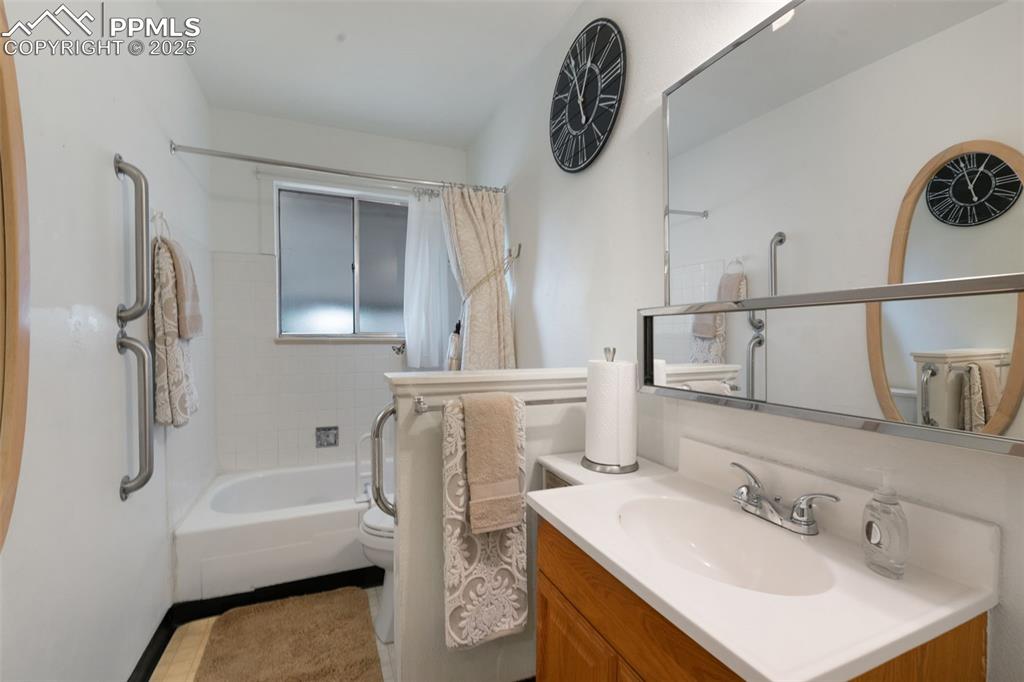 Image 16 of 50: Bathroom