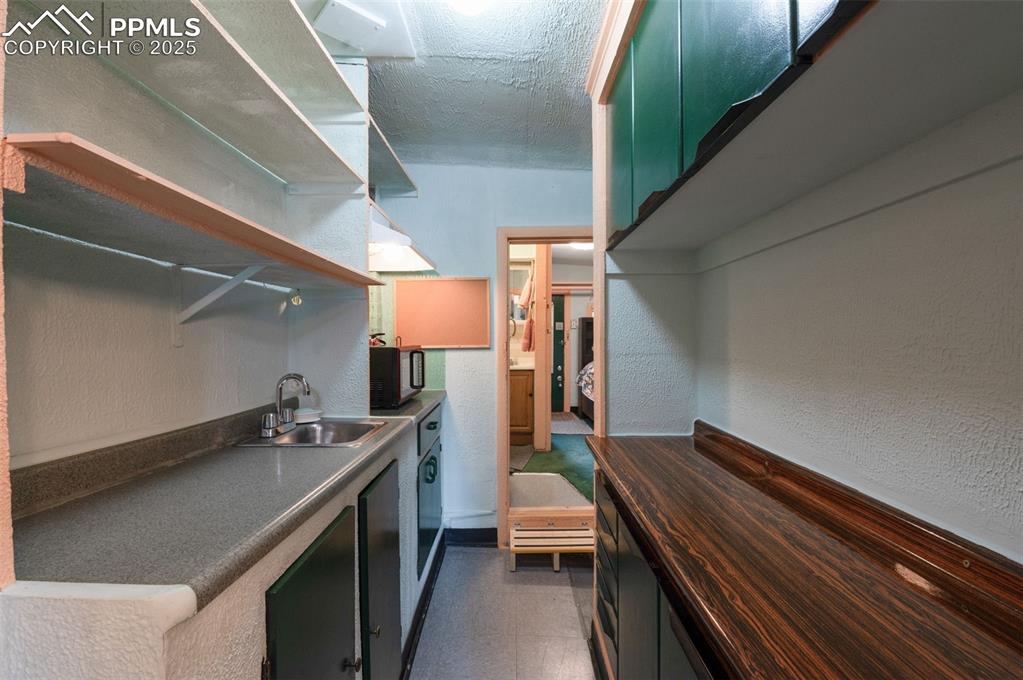 Image 22 of 50: Apartment Kitchenette
