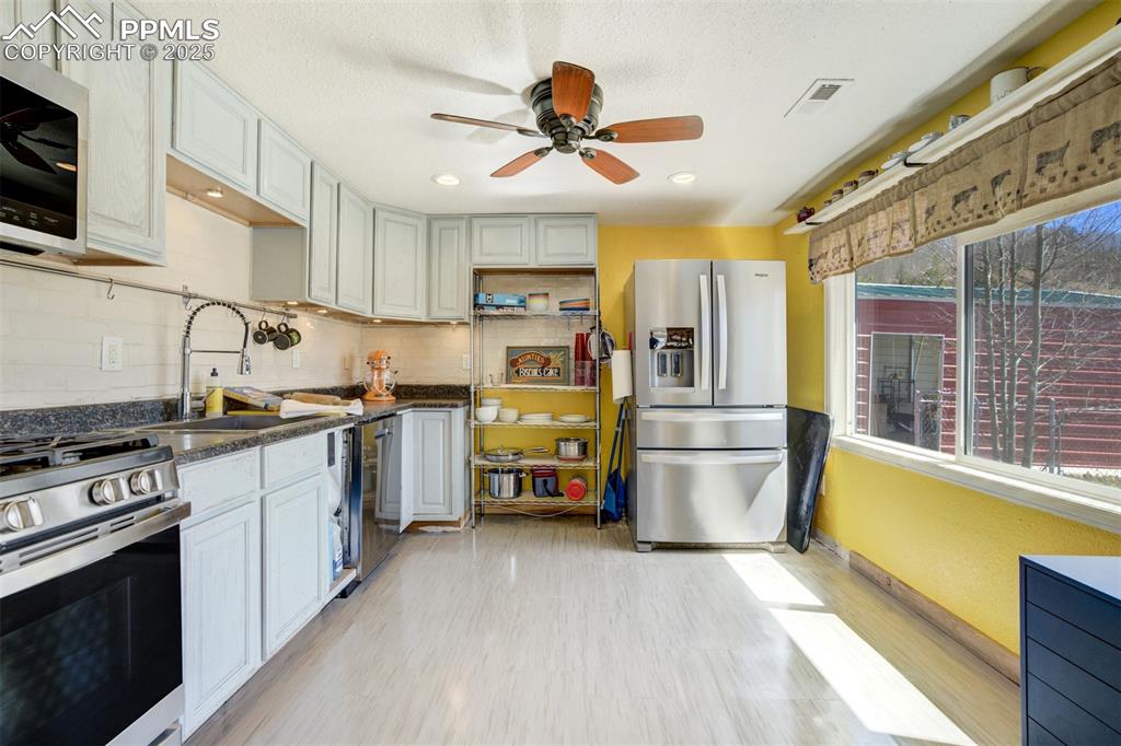 Image 14 of 41: Kitchen