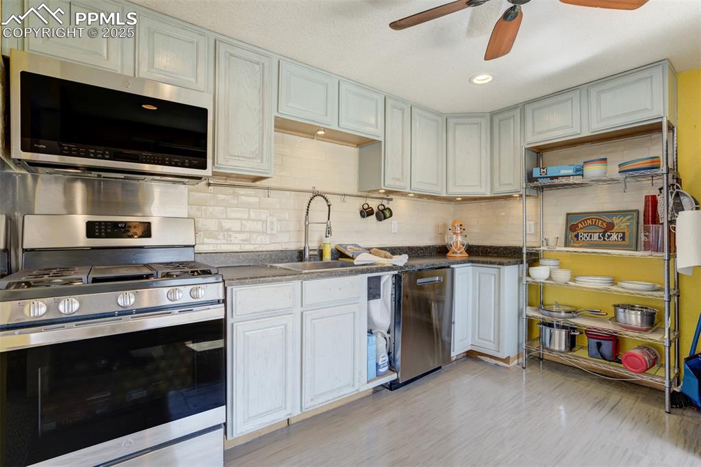 Image 15 of 41: Kitchen