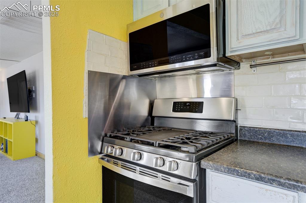Image 16 of 41: Kitchen