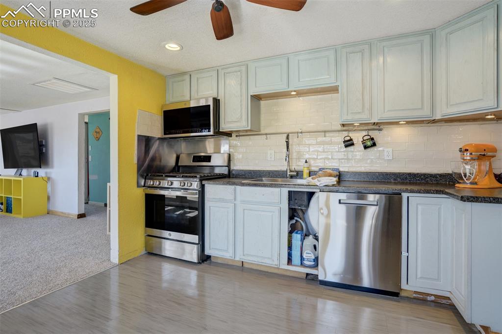 Image 17 of 41: Kitchen