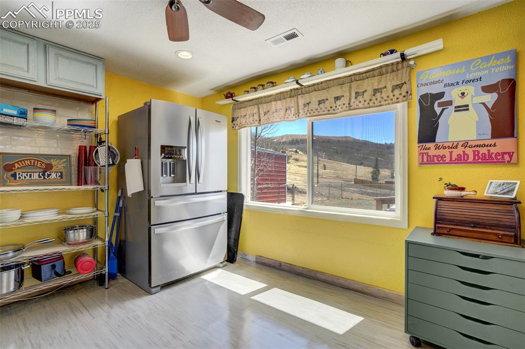 Image 18 of 41: Kitchen