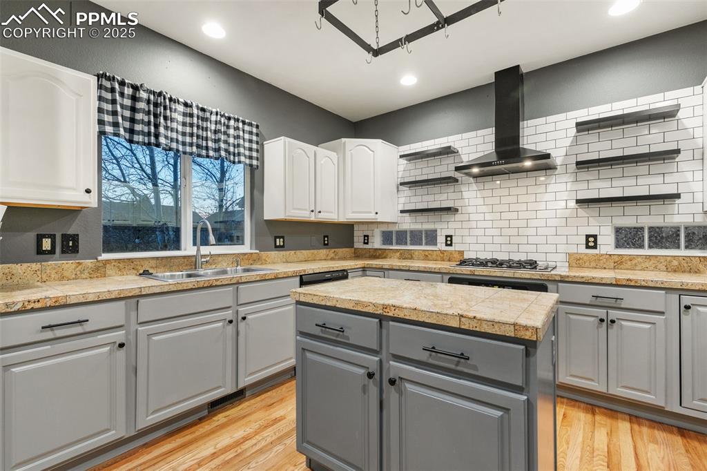 Image 15 of 46: Kitchen