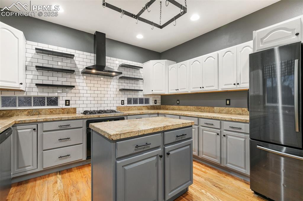 Image 16 of 46: Kitchen