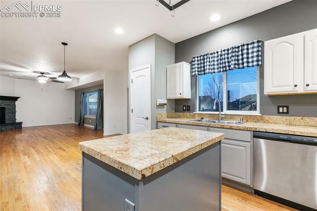 Image 18 of 46: Kitchen