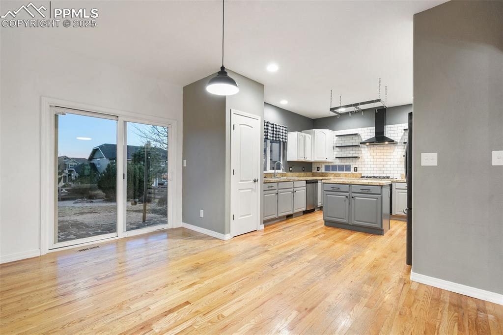 Image 19 of 46: Kitchen