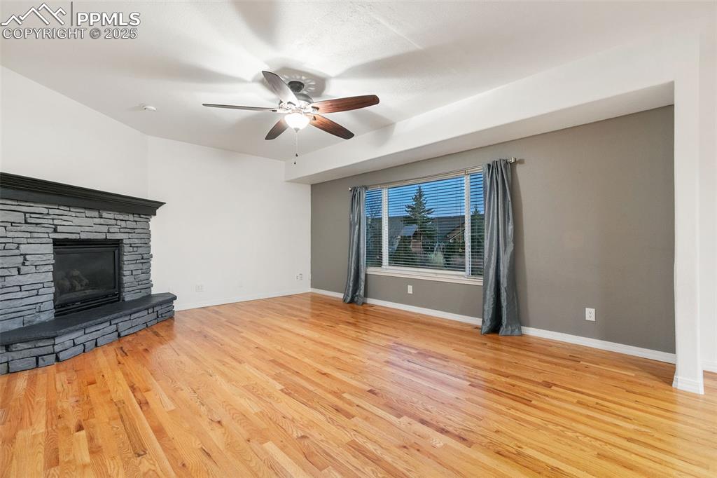 Image 20 of 46: Living Room