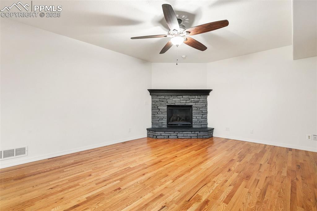 Image 21 of 46: Living Room