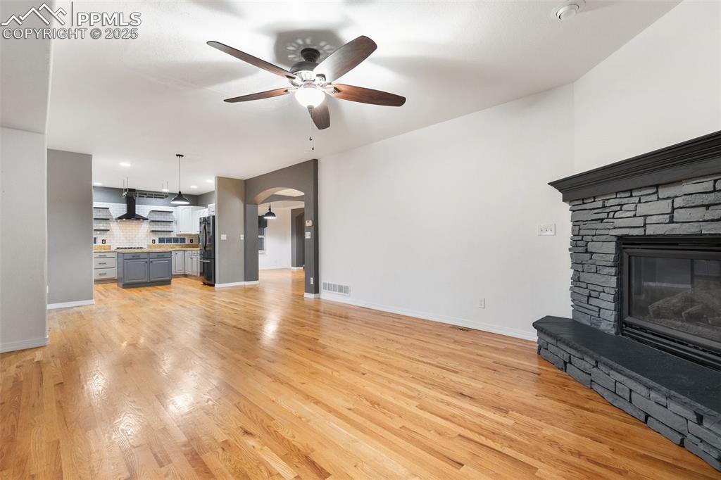 Image 22 of 46: Living Room